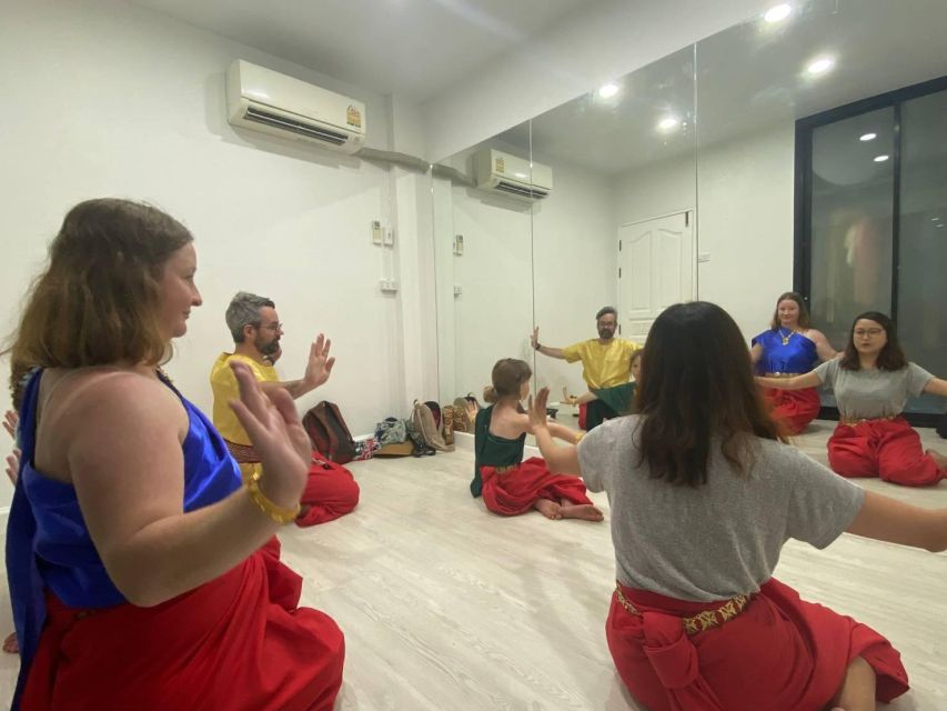 Thai Dance Class - What to Expect From Start to Finish (In Real Time)