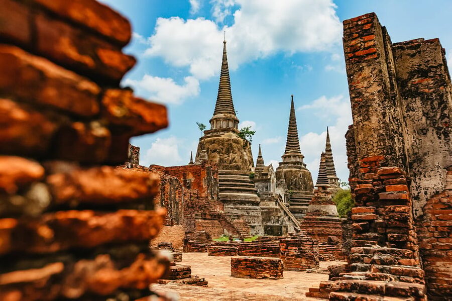 The Old Siam: Ayutthaya Temples Small Group Tour with Lunch - Wat Mahathat: The Buddha Head in Tree Roots