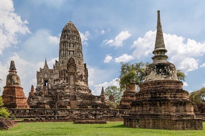 Three Temple Ayutthaya Tour with Scenic Boat Ride - Wat Mahathat: the banyan roots and the “pause here” moment