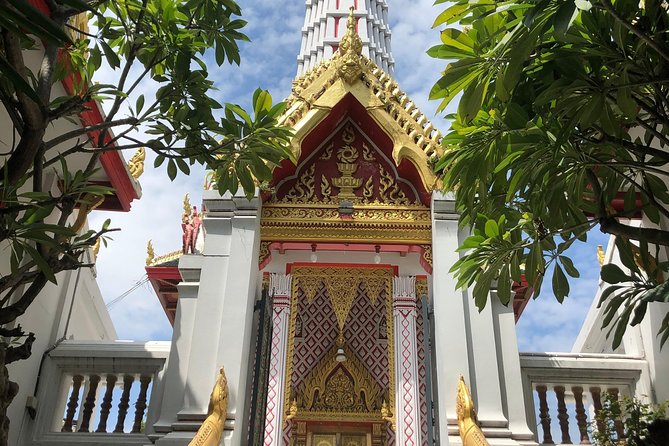 Top Highlight Bangkok Sights. Walking tour with Fun Local Guide! - Wat Chakrawatrachawat: crocodiles sleeping under a temple