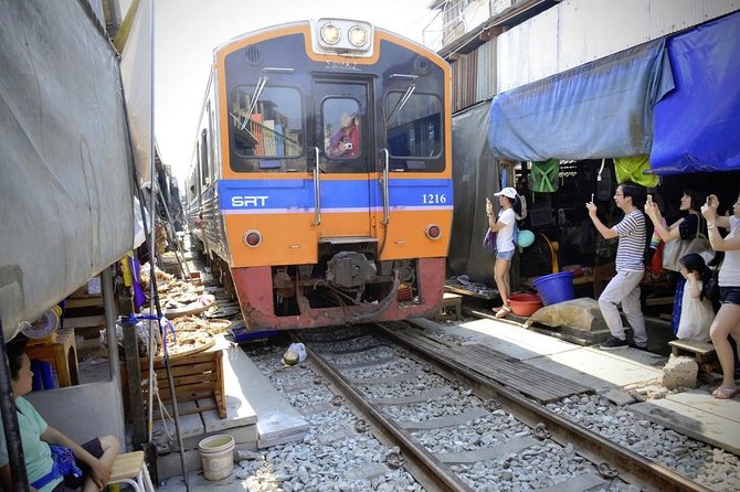 Unique Bangkok Markets: Train Market & Floating Market Adventure - Thai Food Flavors: What You Might Taste and How to Handle Ordering
